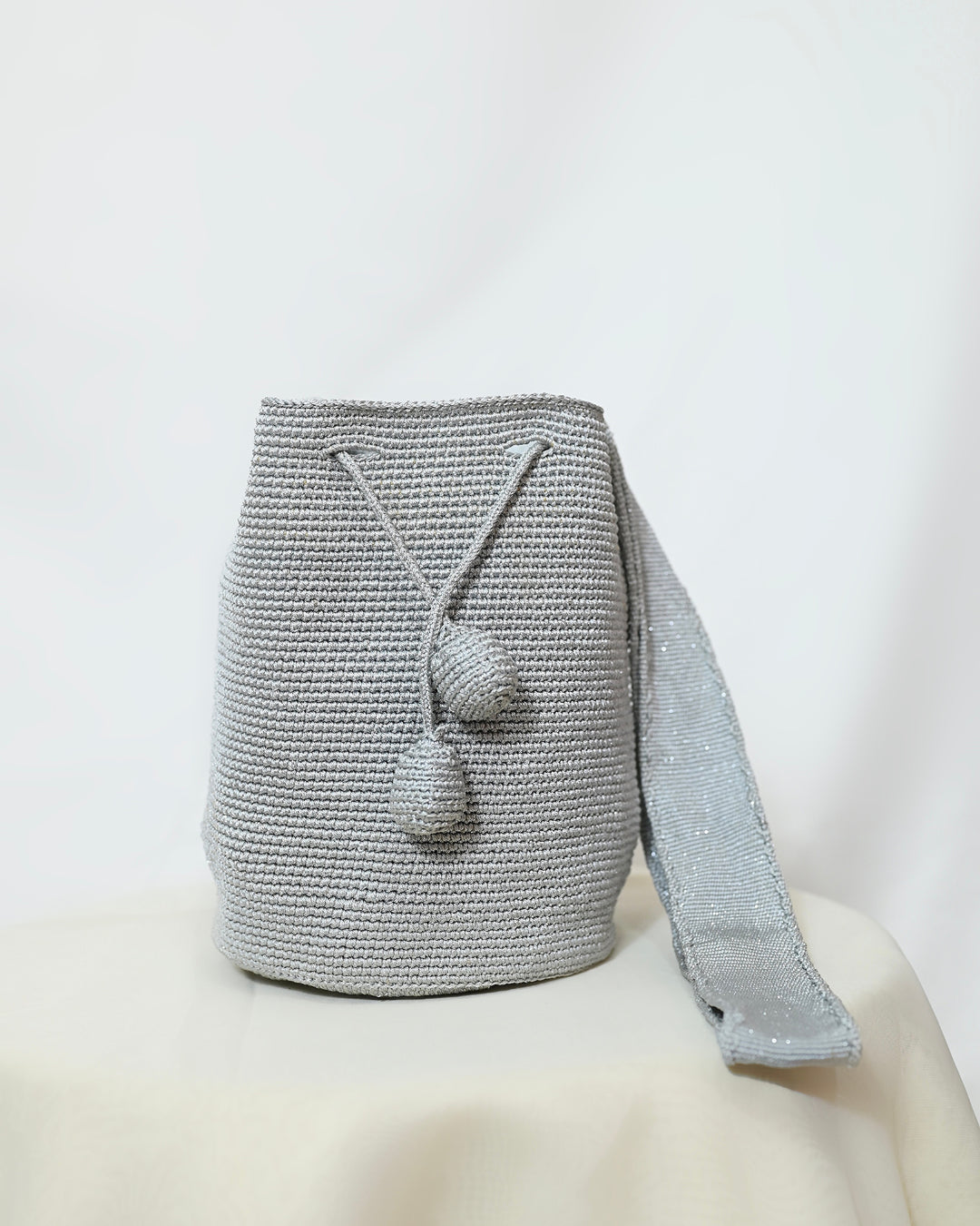 Mochila brillo sedoso plateado