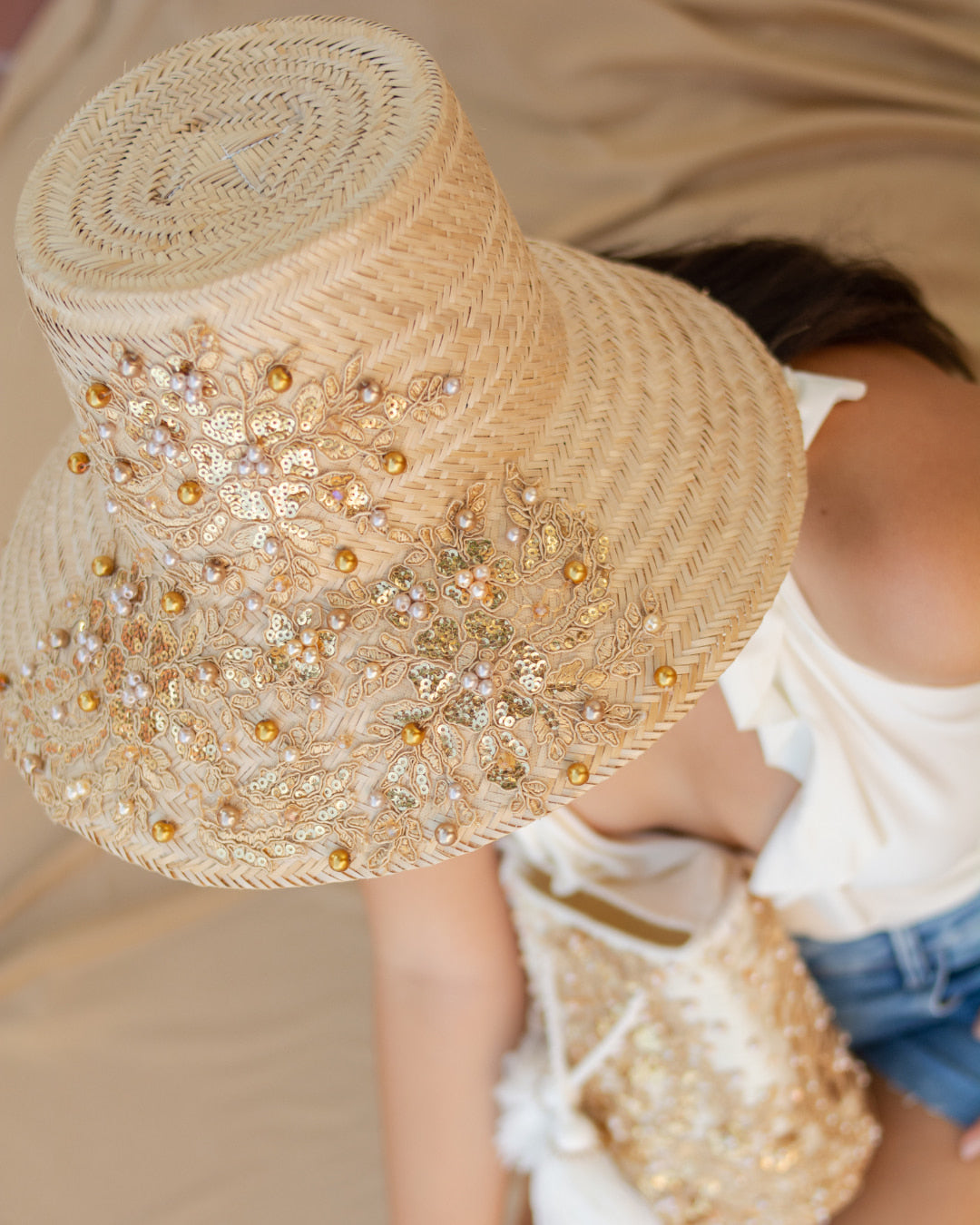 Sombrero wayuu recamado dorado