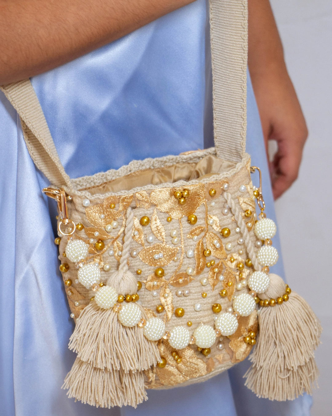 Mochila recamada destello dorado doble uso