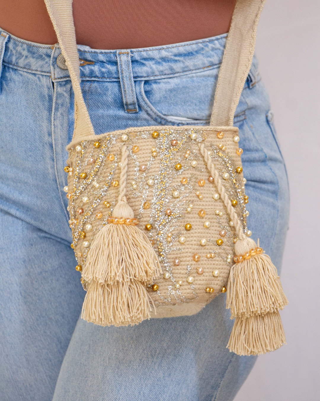 Mochila recamada brillo áureo