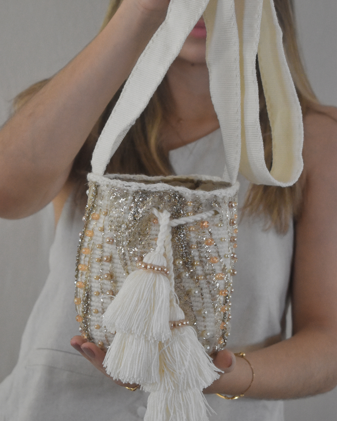 Mochila recamada destello plateado blanco