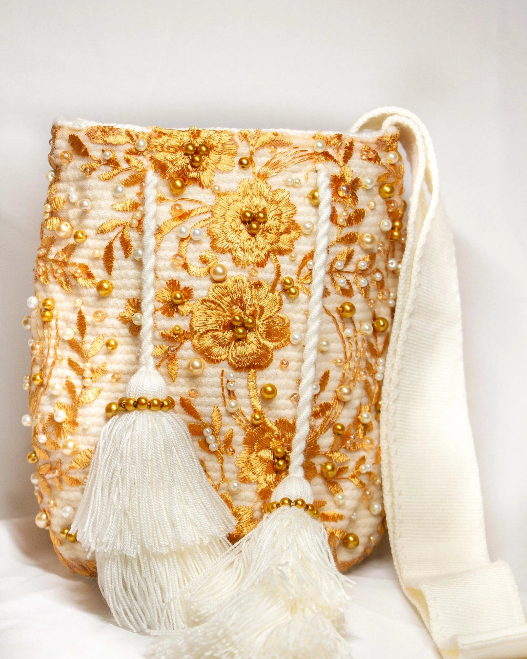 Mochila recamada primavera dorada