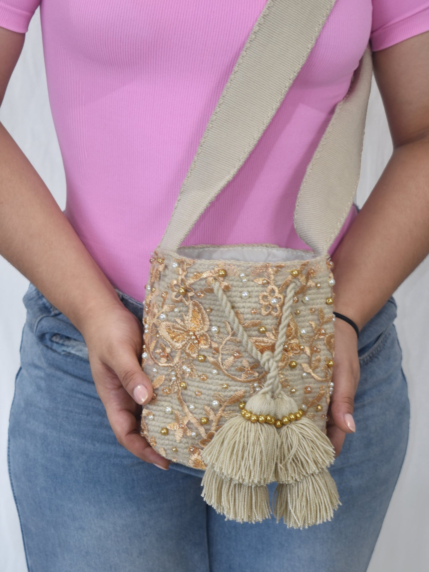 Mochila recamada Alas Doradas