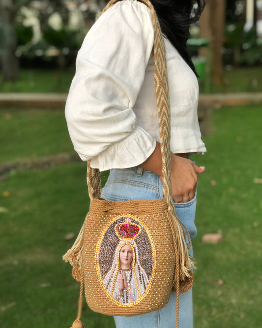 Mochila de la virgen de fátima fondo café